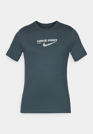 Dunkelblaues Nike Pro T-Shirt, kurze Ärmel, runder Ausschnitt, mit großem weißen Logo und Schriftzug auf der Vorderseite. Glatte Textur, enganliegendes Design.