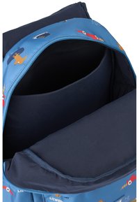 Blå tygväska med marinblå insida, med lekfulla djurgrafik i rött, orange och blått. Dragkedjeöppning som avslöjar ett rymligt fack.