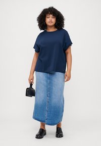 Tommy Hilfiger Curve BUTTON TEE - T-shirts med print - dark night navy