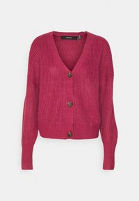 Gruba magenta kardiganka z dekoltem w serek i trzema dużymi brązowymi guzikami z przodu, z długimi rękawami oraz prążkowanymi mankietami i dołem.