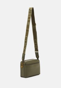 Borsa a tracolla in pelle verde oliva con forma rettangolare, accessori in oro e una tracolla decorata in beige e oliva con il nome del marchio.