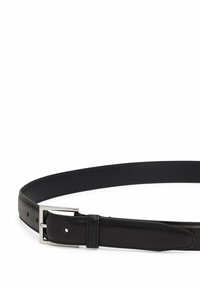 Cintura in pelle nera con fibbia rettangolare in argento, bordi cuciti e fori di regolazione, stesa su uno sfondo bianco.