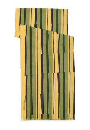 Écharpe jaune avec des rayures verticales, irrégulières vertes et noires, et des bords frangés, pliée sur un fond blanc.