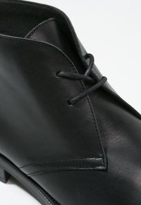 KMB Tronchetti - black