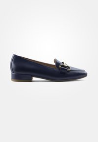 Marineblaue Leder-Loafers mit niedrigem Blockabsatz, verziert mit einem Metallakzent und einer glatten, eleganten Oberfläche; spitz zulaufendes Design.