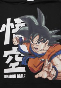 Felpa nera con cappuccio presenta una grafica vivace e dettagliata di un personaggio di Dragon Ball Z. Il design include testo bianco audace e accenti colorati.