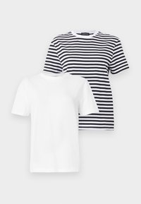 Deux T-shirts à manches courtes et col rond, l'un uni blanc et l'autre à rayures horizontales noires et blanches, présentés sur un fond clair.