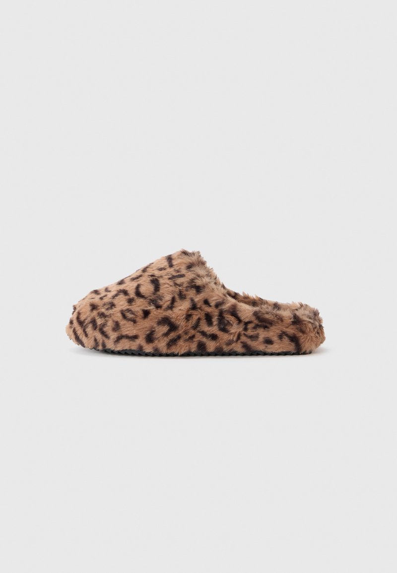 Dirbtinės pūkos leopardų rašto šlepetės su minkšta tekstūra, apvalia forma, atvira nugara ir plokščiu padu, skirtos patogiam nešiojimui namuose.
