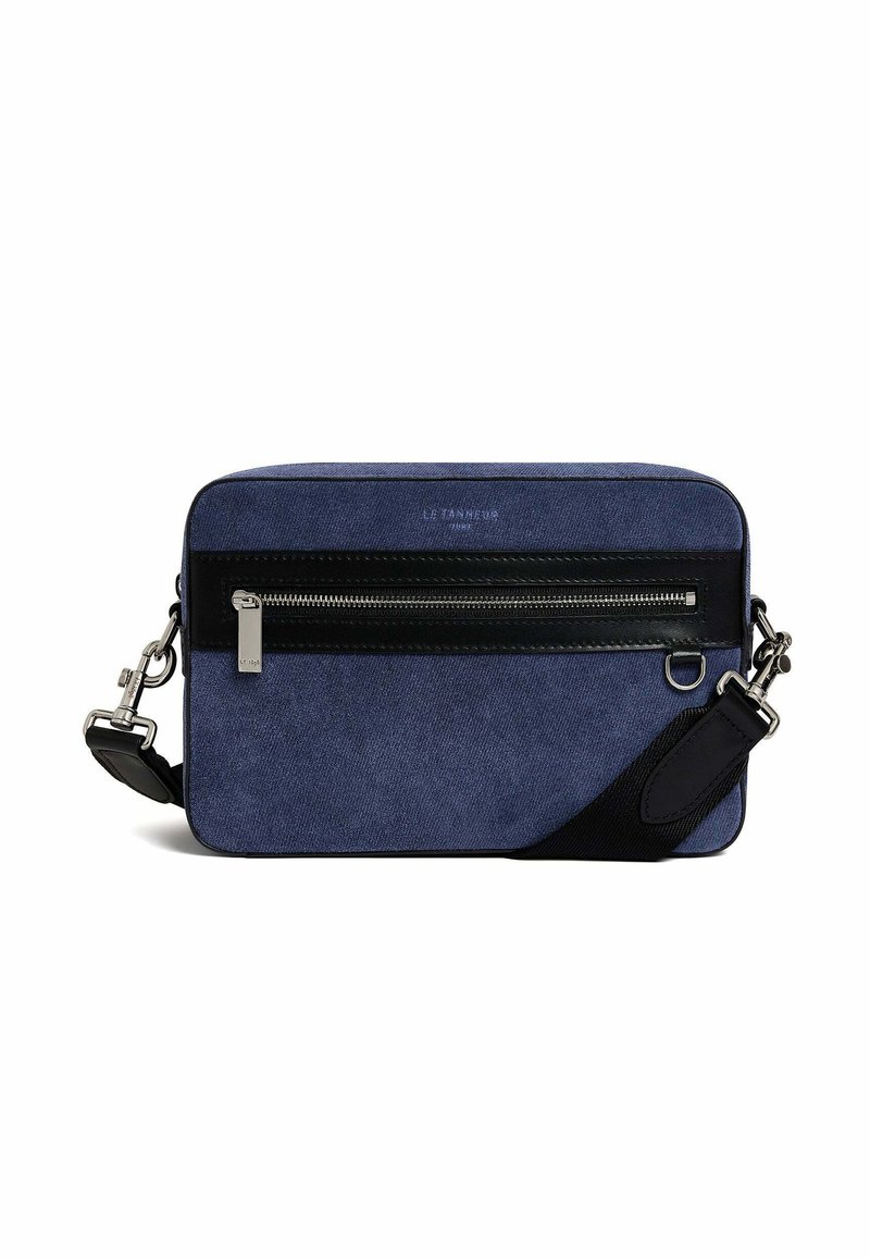 Borsa a spalla in tessuto blu con una tasca con zip in pelle nera, hardware argentato, tracolla regolabile e texture liscia. Presenta una forma rettangolare.