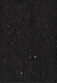 Tissu noir avec un motif zigzag texturé orné de petits sequins noirs et argentés uniformément dispersés.