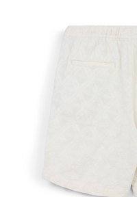 Shorts bianchi texture con vita elastica e una singola tasca orizzontale sul retro, su uno sfondo bianco.