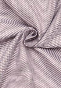 Textil in einem hellen Taupe-Ton mit einem geometrischen Muster, das eine glatte Textur und einen leichten Glanz aufweist. Perfekt für Polsterungen oder Bekleidung.