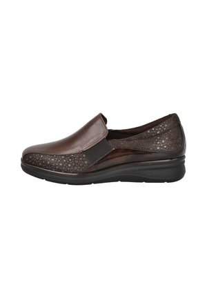 Zapato deslizante de cuero marrón con un frente liso y un panel texturizado con puntos a los lados. Presenta una suela negra baja y acentos elásticos.