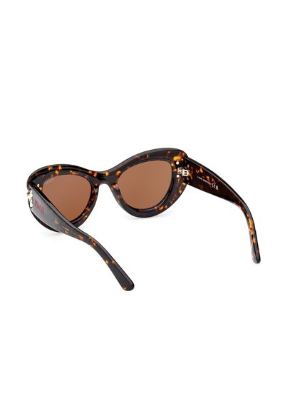Gafas de sol de carey con un diseño grande y elegante de ojo de gato, que presentan lentes marrones y un sutil logo en el lateral.