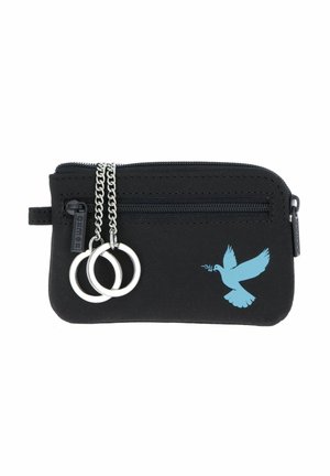 Pochette noire zippée avec deux anneaux porte-clés argentés sur des chaînes et une colombe bleue tenant un rameau d’olivier imprimée sur le devant.