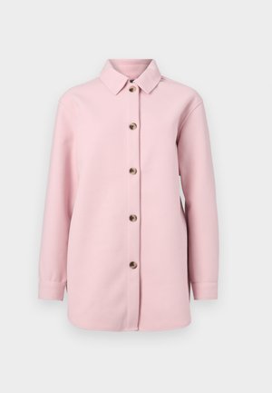 Helles rosa Hemdjacke aus weichem Stoff, mit Kragen, langen Ärmeln und sechs braunen Knöpfen auf der Vorderseite.