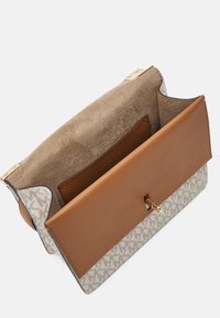 MICHAEL Michael Kors GREENWICH - Rankinė per petį - vanilla/acorn