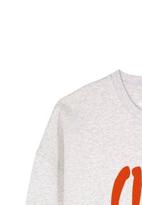 Hellgrauer Rundhalsausschnitt-Pullover mit großem, teilweise orangefarbenem Grafikdesign auf der Vorderseite, sichtbar vom Schulterbereich bis zur Mitte der Brust.