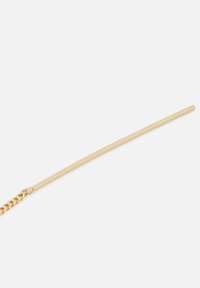 Fermaglio d'oro con un design elegante e dritto, collegato a una delicata catena, caratterizzato da una superficie liscia e lucida e da un aspetto minimalista.