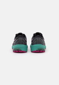 Vue arrière de chaussures de course avec un dessus gris, une semelle intermédiaire turquoise et une semelle extérieure rose. Détail texturé sur les côtés avec des accents contrastés.