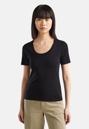 T-shirt noir à manches courtes avec un col rond, fabriqué à partir d'un tissu lisse et extensible, au design ajusté et de style minimaliste.