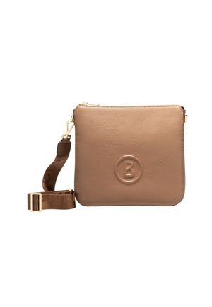 Borsa a tracolla in pelle marrone texturizzata con logo circolare impresso e tracolla regolabile in tessuto con ferrature color oro.