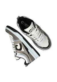 Sneaker mit einem Obermaterial aus weißen Leder und grauen Akzenten, runder Zehenform, schwarzer Sohle und weißen Schnürsenkeln. Enthält Branding an der Seite.