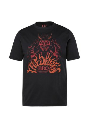 Schwarzes Kurzarm-T-Shirt mit rotem Motiv eines grinsenden Teufels und orangefarbenen Flammen, die das Wort "BBQ" auf der Vorderseite umgeben.