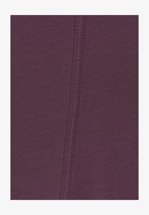 Gestructureerde stof in een diepe pruimkleur met verticale ribbels en zichtbare stiksels. Geen patronen of versieringen aanwezig.