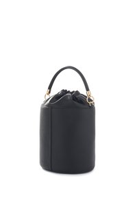 Borsa rotonda nera in pelle con finitura testurizzata. Presenta una parte superiore arricciata e una maniglia corta, accentuata da accessori dorati.