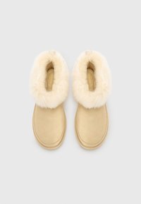 UGG CLASSIC CHALET - Botas para la nieve - sandcastle