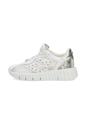 Zapatilla blanca con un acento plateado texturizado, detalles de malla, tachuelas decorativas y una suela gruesa y estriada. Presenta un diseño con cordones y un cuello acolchado.