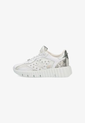 Zapatilla blanca con un acento plateado texturizado, detalles de malla, tachuelas decorativas y una suela gruesa y estriada. Presenta un diseño con cordones y un cuello acolchado.