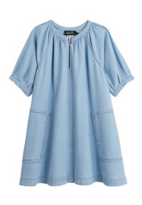 Robe en denim bleu clair avec des manches courtes, un col rond, une patte de boutonnage et deux grandes poches avant. Elle présente des coutures contrastées et une coupe décontractée.