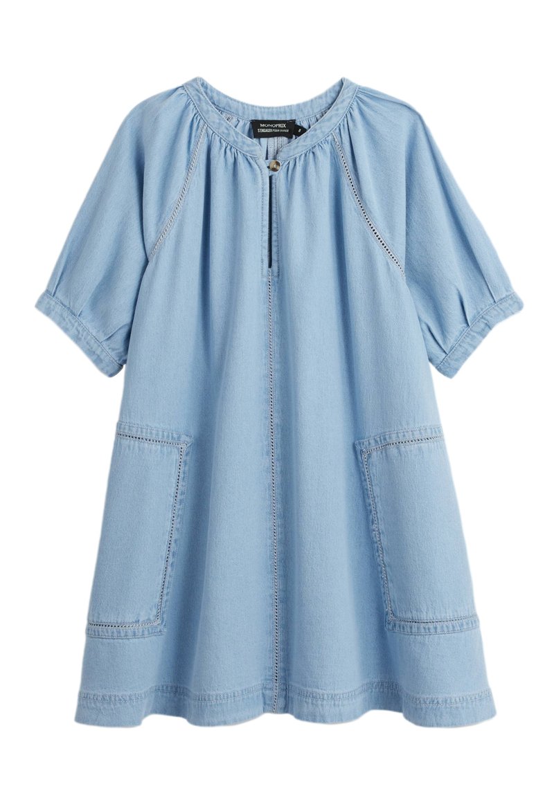 Robe en denim bleu clair avec des manches courtes, un col rond, une patte de boutonnage et deux grandes poches avant. Elle présente des coutures contrastées et une coupe décontractée.