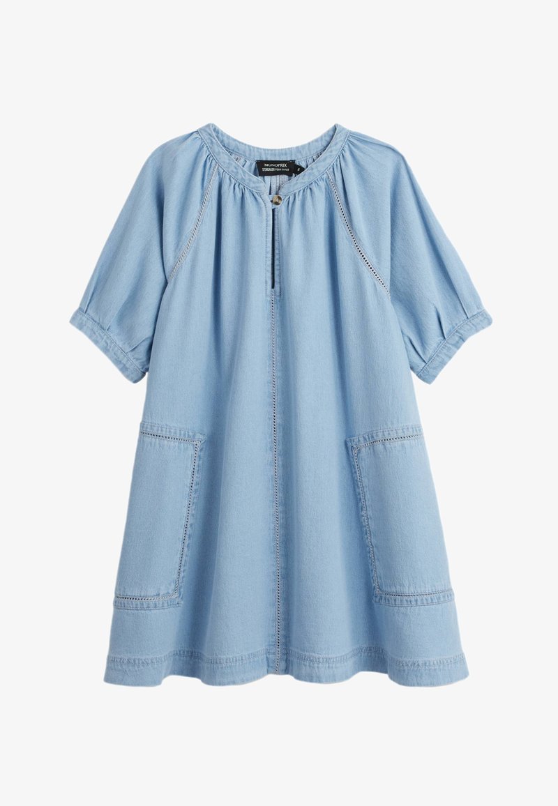 Robe en denim bleu clair avec des manches courtes, un col rond, une patte de boutonnage et deux grandes poches avant. Elle présente des coutures contrastées et une coupe décontractée.
