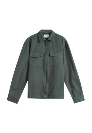 Donkergroene langärmelige jack met rits, kraag en twee klepzakken op de borst, platliggend op een witte achtergrond.