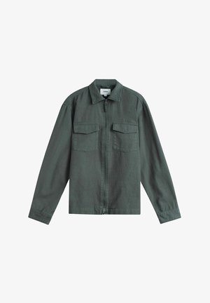 Donkergroene langärmelige jack met rits, kraag en twee klepzakken op de borst, platliggend op een witte achtergrond.