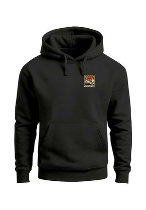 Schwarzer Hoodie mit einer Vordertasche und einem quadratischen Logo mit einem Sonnenuntergang und Bergen in Orange, Grün und Gelb auf der linken Brustseite.