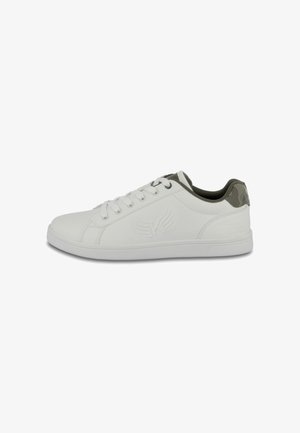 Weiße, niedrig geschnittene Sneakers aus synthetischem Material, mit einer strukturierten Oberfläche, runder Zehenpartie und grünen Camouflage-Akzenten an der Ferse.