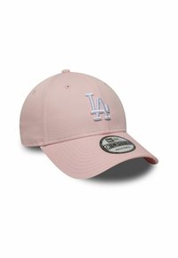 Rosa Baseballkappe aus Stoff mit einem weißen gestickten "LA"-Logo, gebogener Spitze, verstellbarem Riemen und Belüftungsöffnungen.