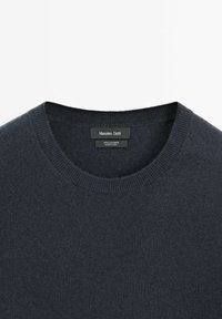 Maglione in cashmere blu scuro con collo rotondo classico e dettagli a coste sul colletto, texture liscia e finitura morbida.