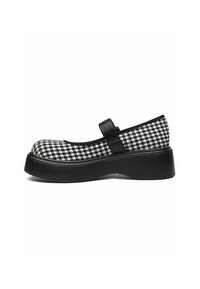 Cipele Mary Jane s crno-bijelim houndstooth uzorkom, debelim crnim platformom i trakicom oko gležnja. Glatki tekstilni gornji dio.