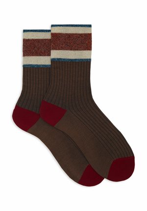 Calze marroni a coste con un risvoltino a righe blu, crema e rosso e punte rosse. Materiale caldo con una finitura texture.