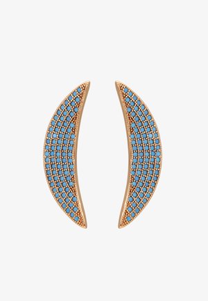 Rózsaarany ívelt fülbevalók, amelyeket türkizkövekkel díszítettek rácsmintában, bonyolult részletekkel és sima fémszínt biztosító kivitelezéssel.