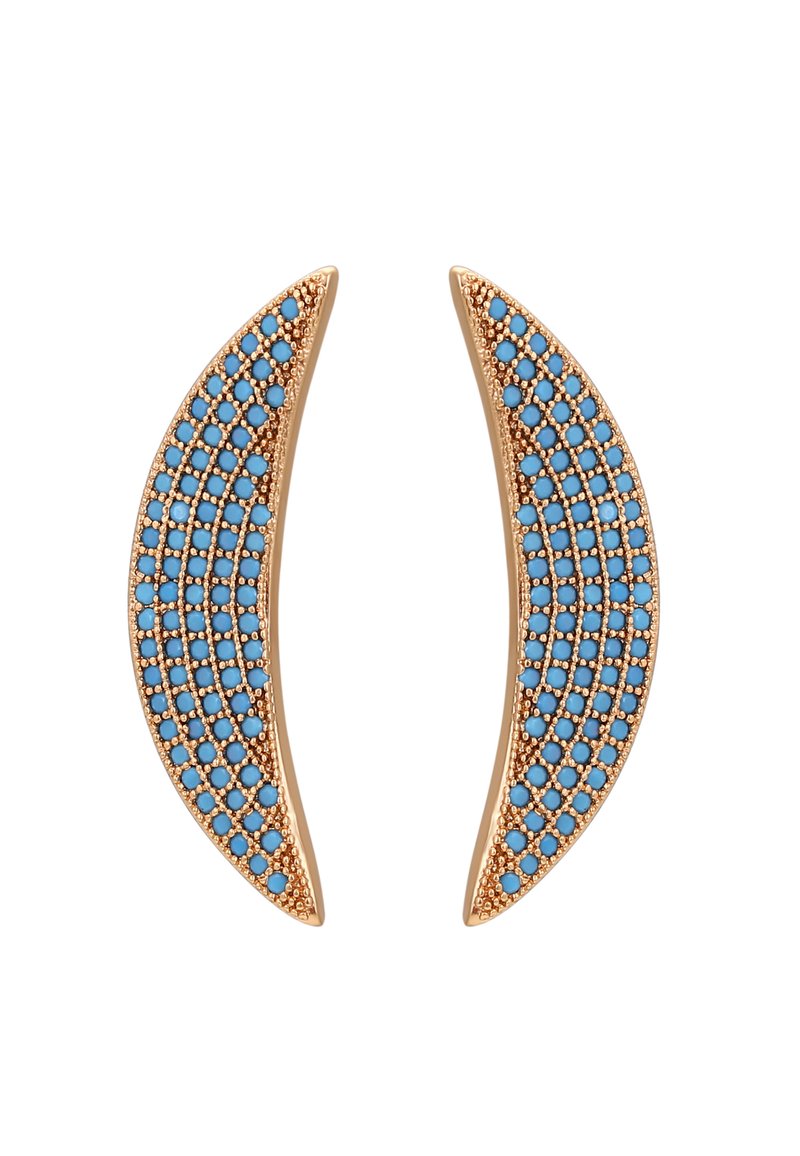 Ružovo-zlaté zakrivené náušnice zdobené tyrkysovými kameňmi v mriežkovom vzore, s jemnými detailmi a hladkým kovovým povrchom.