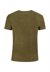 Camiseta de manga corta en verde oliva, con cuello redondo, textura suave, diseño minimalista con un sutil logo de la marca en la parte posterior.