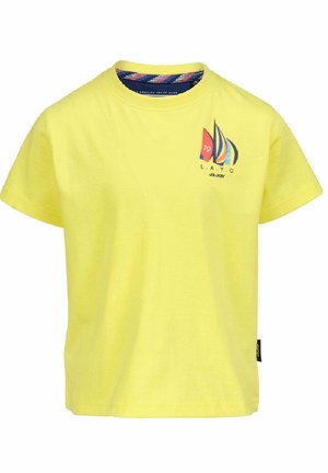 Geel T-shirt met korte mouwen, kleine meerkleurige zeilbootafbeelding en tekst op de linkerborst, ronde hals met gestreepte binnenkraagdetail.