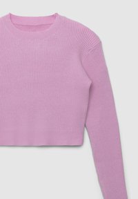 Jasnoróżowy sweter z prążkowanego dzianiny z okrągłym dekoltem i długimi rękawami, cechujący się skróconą długością i teksturowanym materiałem.