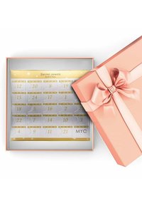 Scatola regalo rosa con un fiocco, aperta per rivelare un calendario argento con accenti dorati e scomparti numerati. Il testo recita "Secret Jewels by MYC Paris."